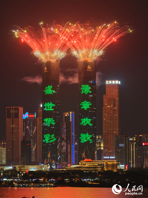 “盛世華彩 豫章歡歌”2025年國慶煙花晚會在贛江上空燃情上演。人民網記者 毛思遠攝