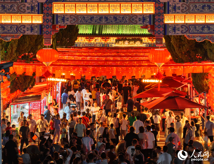 市民游客前往觀景游步道觀賞煙花。人民網記者 毛思遠攝