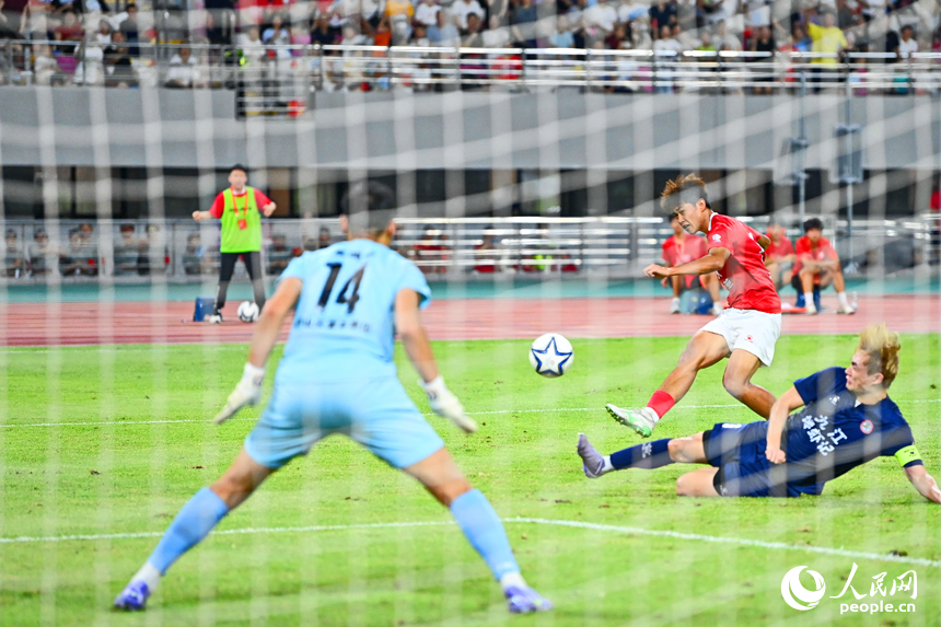 “贛超”半決賽第一回合比賽現場，兩隊球員在場上激烈角逐。人民網 朱海鵬攝