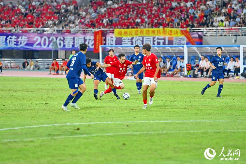 “贛超”半決賽第一回合比賽現場，兩隊球員在場上激烈角逐。人民網 朱海鵬攝
