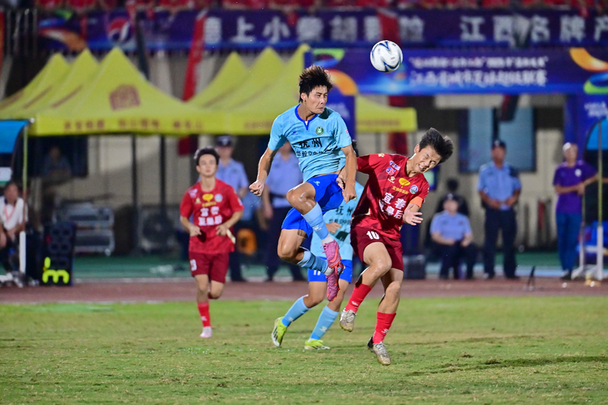 宜春隊在主場對戰撫州隊，雙方球員你來我往、激烈角逐。劉勇攝