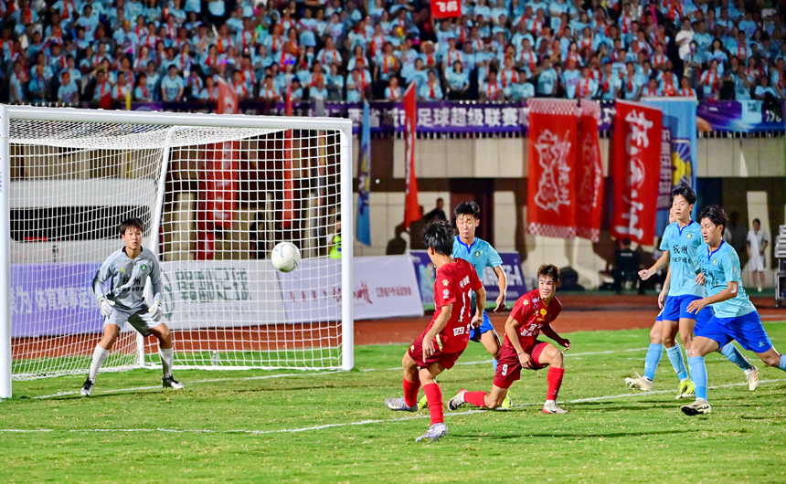 宜春隊在主場對戰撫州隊，雙方球員你來我往、激烈角逐。劉勇攝