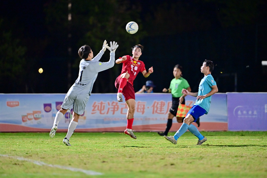 宜春隊在主場對戰撫州隊，雙方球員你來我往、激烈角逐。劉勇攝