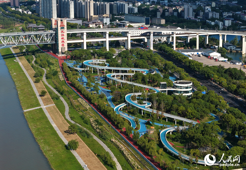 九江市打造“水美、岸美、產業美、環境美”的沿長江、環鄱陽湖“最美岸線”。人民網記者 毛思遠攝