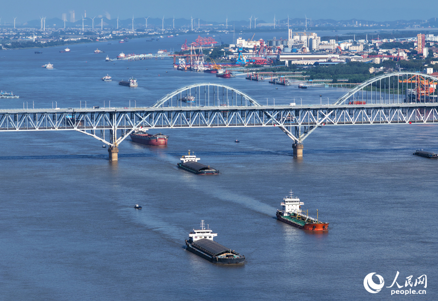 位于江西省九江市的長江航道，船舶往返穿梭，一派繁忙景象。人民網記者 毛思遠攝