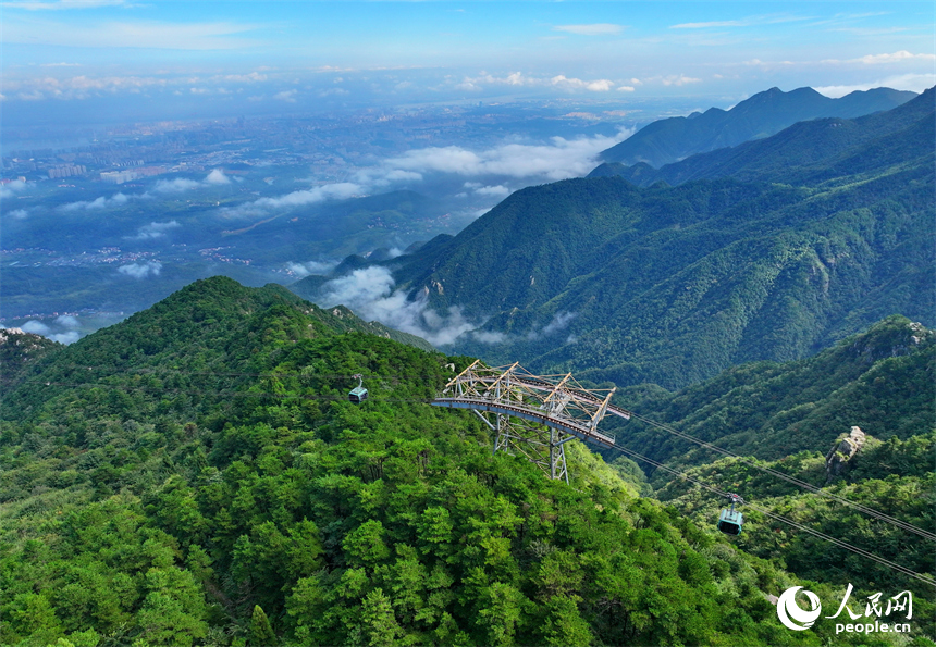游客乘坐交通索道纜車觀賞廬山秋日美景。人民網 朱海鵬攝