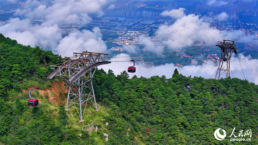 游客乘坐交通索道纜車觀賞廬山秋日美景。人民網 朱海鵬攝