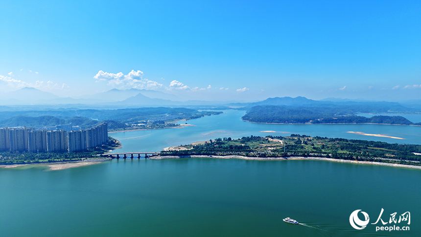 深秋的江西省九江市武寧縣，宛如一幅鋪展的山水長卷。人民網記者 邱燁攝