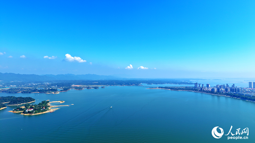 深秋的江西省九江市武寧縣，宛如一幅鋪展的山水長卷。人民網記者 邱燁攝