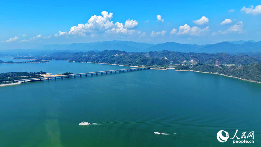 深秋的江西省九江市武寧縣，宛如一幅鋪展的山水長卷。人民網記者 邱燁攝