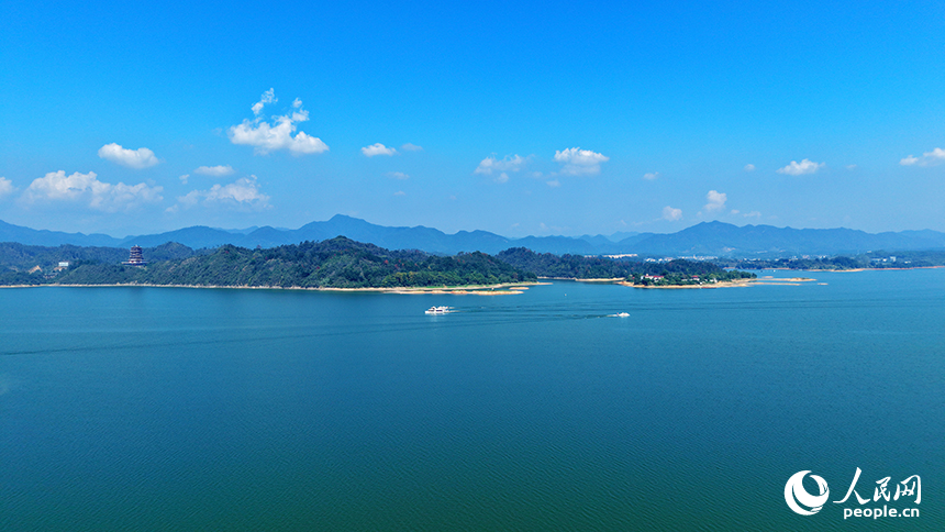 深秋的江西省九江市武寧縣，宛如一幅鋪展的山水長卷。人民網記者 邱燁攝