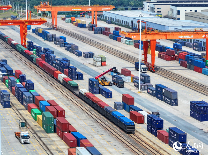 贛州國際陸港貨場內集裝箱裝卸繁忙，各類班列有序進出港。人民網 朱海鵬攝