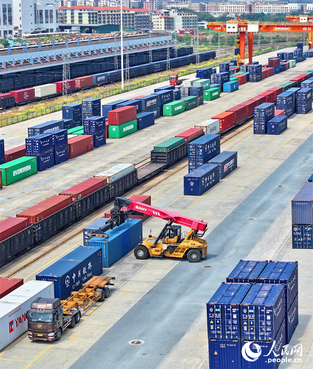 贛州國際陸港貨場內集裝箱裝卸繁忙，各類班列有序進出港。人民網 朱海鵬攝