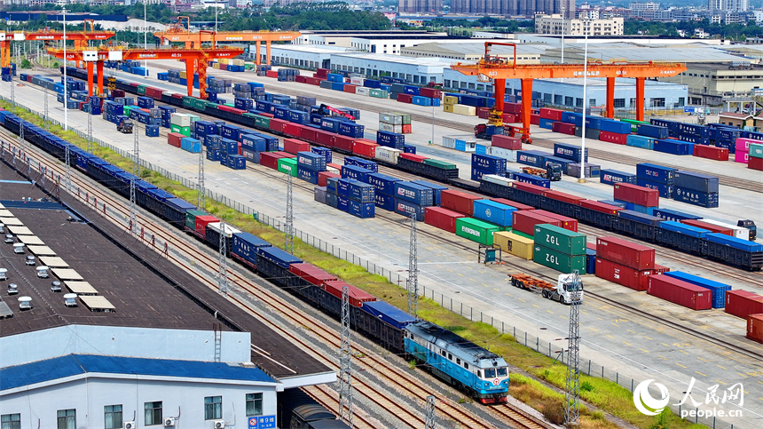 贛州國際陸港貨場內集裝箱裝卸繁忙，各類班列有序進出港。人民網 朱海鵬攝