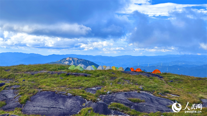 贛州市崇義縣齊云山，眾多游客徒步前來搭帳篷游玩，暢享戶外休閑露營樂趣。朱海鵬攝