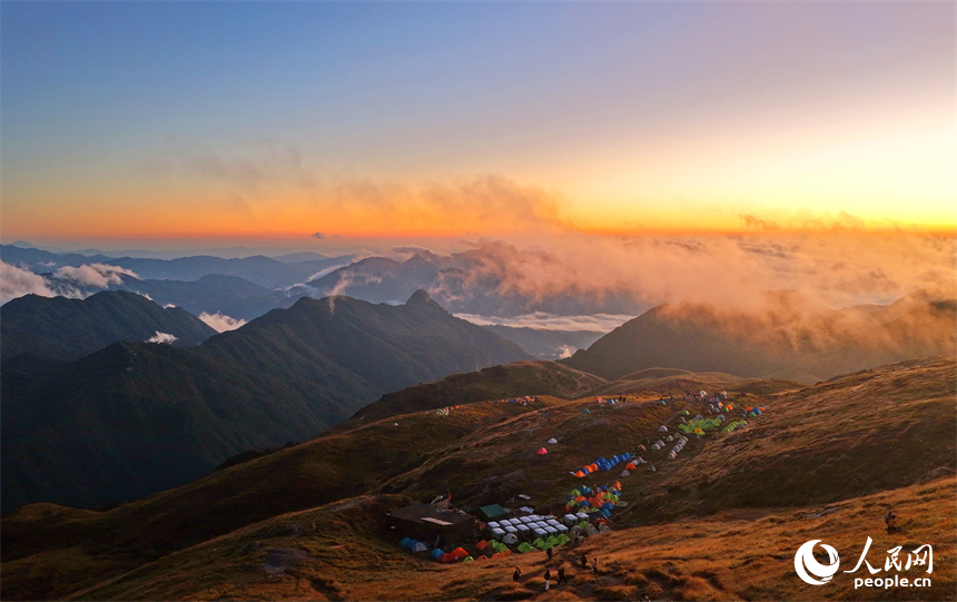 贛州市崇義縣齊云山，眾多游客徒步前來搭帳篷游玩，暢享戶外休閑露營樂趣。朱海鵬攝