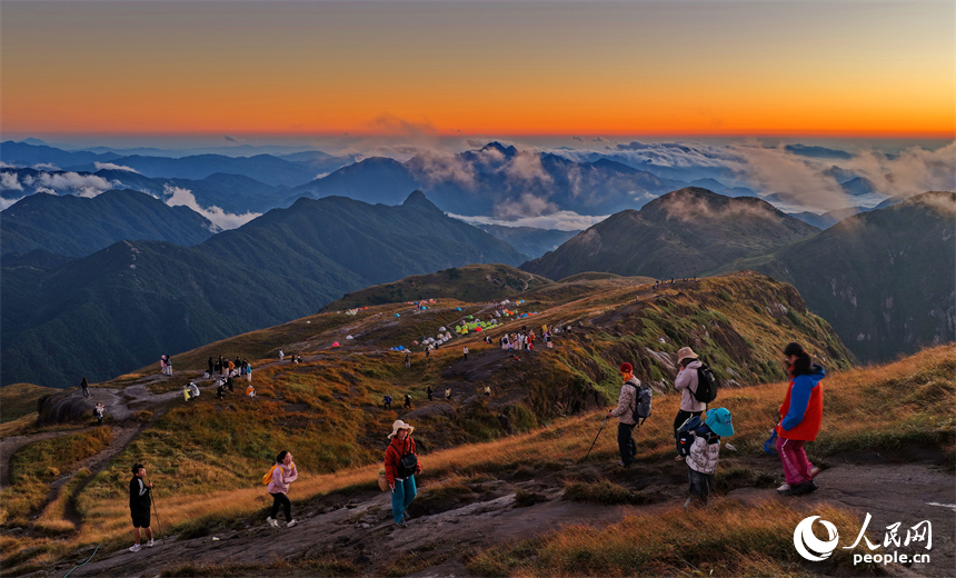 贛州市崇義縣齊云山，眾多游客徒步前來搭帳篷游玩，暢享戶外休閑露營樂趣。朱海鵬攝
