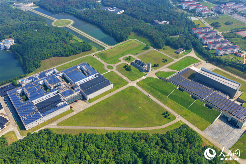 華潤江中灣里制造基地（江中藥谷），鱗次櫛比的光伏發電板在廠房屋頂依次排列，源源不斷生成綠色電能。人民網 朱海鵬攝