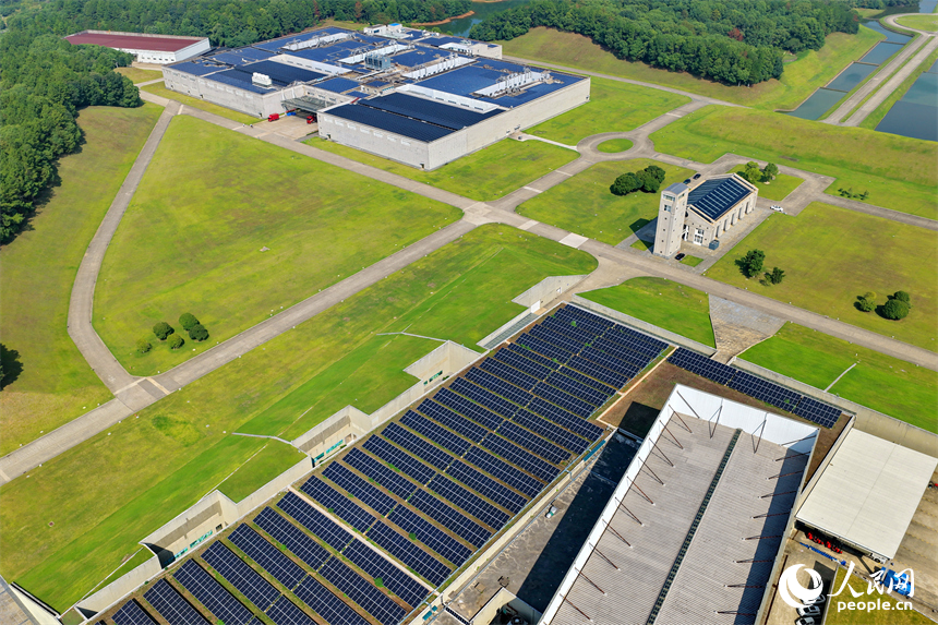 華潤江中灣里制造基地（江中藥谷），鱗次櫛比的光伏發電板在廠房屋頂依次排列，源源不斷生成綠色電能。人民網 朱海鵬攝