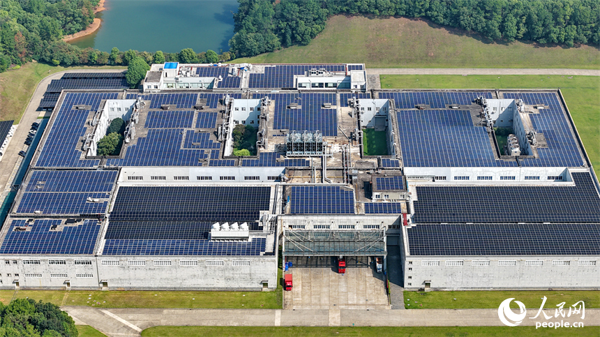 華潤江中灣里制造基地（江中藥谷），鱗次櫛比的光伏發電板在廠房屋頂依次排列，源源不斷生成綠色電能。人民網 朱海鵬攝