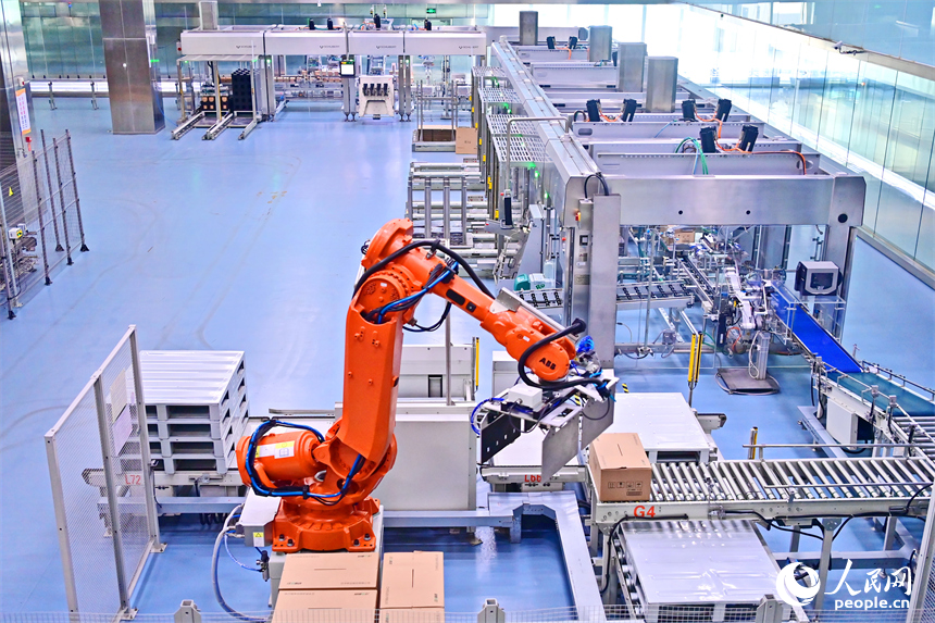 華潤江中灣里制造基地（江中藥谷）車間內，智能設備來回轉動，產品運輸包裝有序進行。人民網 朱海鵬攝