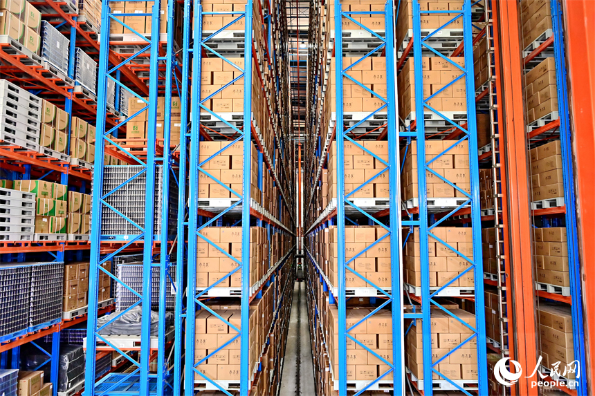 華潤江中灣里制造基地（江中藥谷）車間內，智能設備來回轉動，產品運輸包裝有序進行。人民網 朱海鵬攝