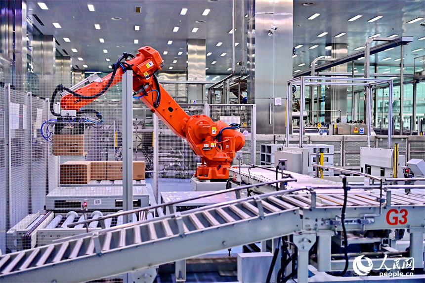 華潤江中灣里制造基地（江中藥谷）車間內，智能設備來回轉動，產品運輸包裝有序進行。人民網 朱海鵬攝