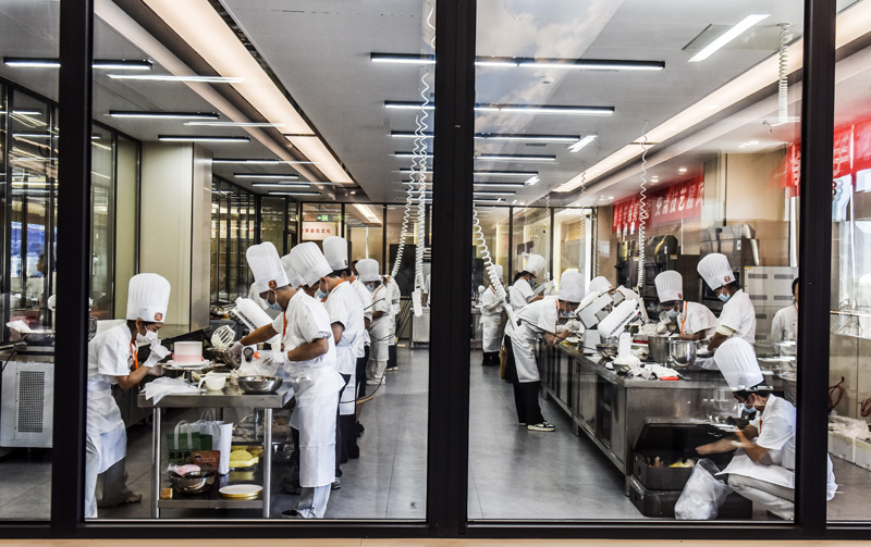 參賽選手在江西省撫州市資溪縣中等專業學校無菌教室內制作蛋糕。