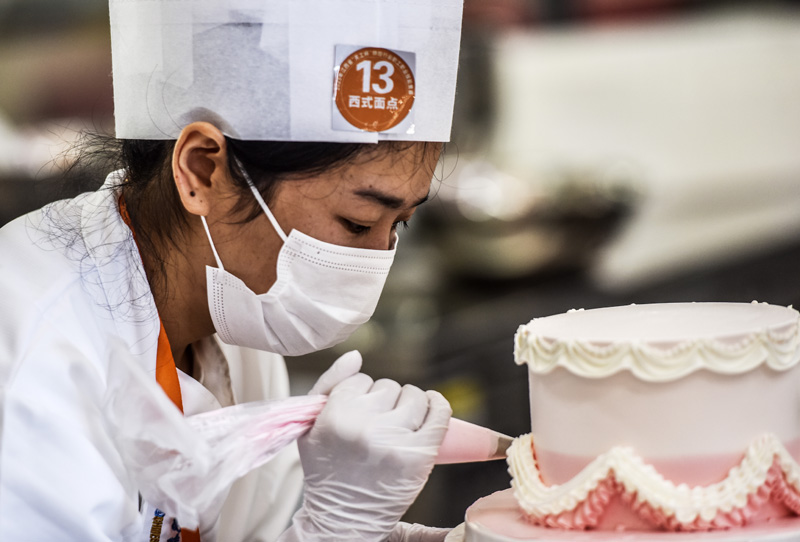 參賽選手在江西省撫州市資溪縣中等專業學校無菌教室內制作蛋糕。