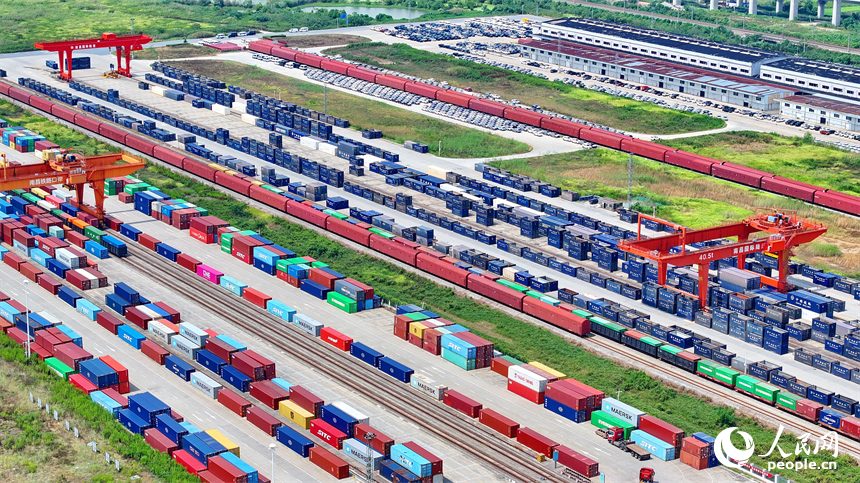 南昌國際陸港，裝載汽車零配件、機械設備、家電等產品的集裝箱裝卸工作有序推進。人民網 朱海鵬攝