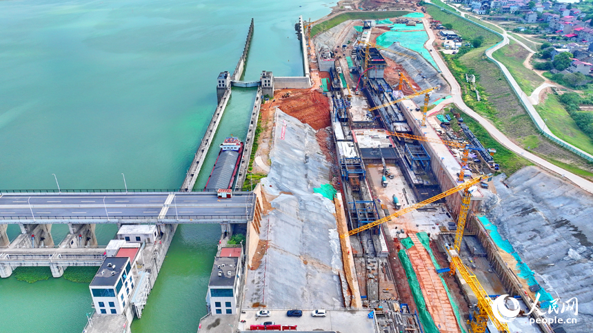 贛江龍頭山樞紐二線船閘工程建設現場塔吊林立，施工繁忙，工人在澆筑船閘主體結構。人民網 朱海鵬攝