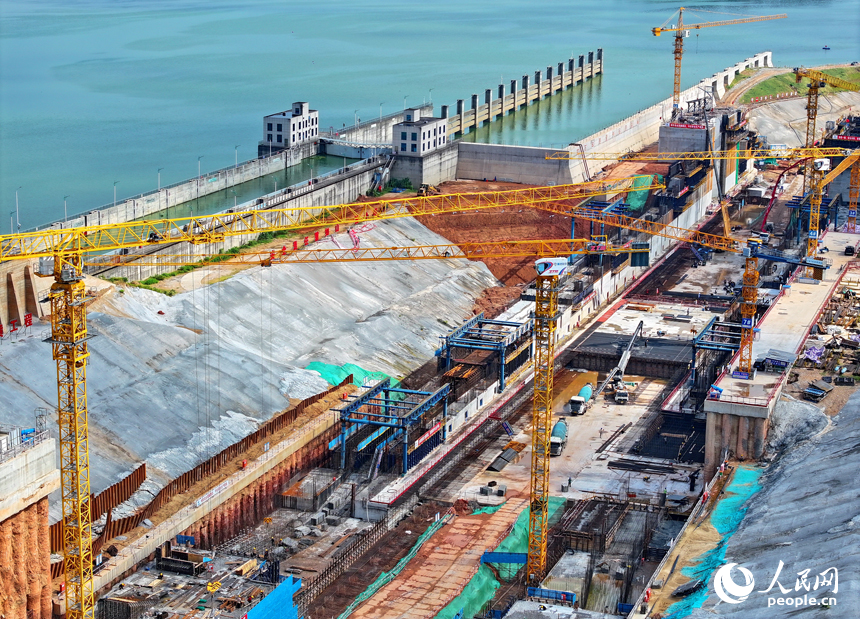 贛江龍頭山樞紐二線船閘工程建設現場塔吊林立，施工繁忙，工人在澆筑船閘主體結構。人民網 朱海鵬攝