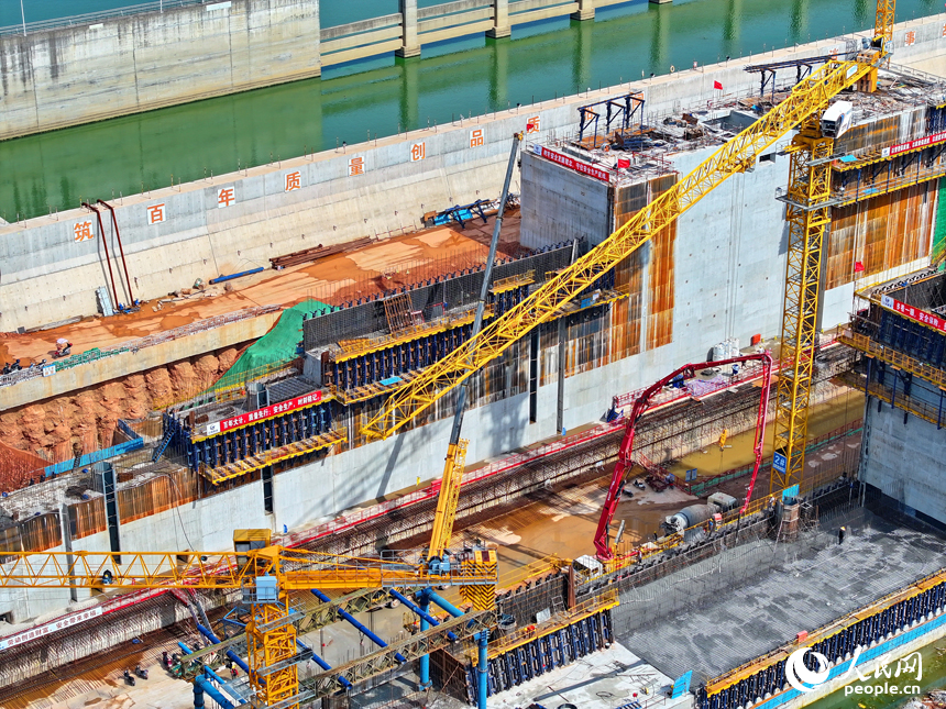 贛江龍頭山樞紐二線船閘工程建設現場塔吊林立，施工繁忙，工人在澆筑船閘主體結構。人民網 朱海鵬攝