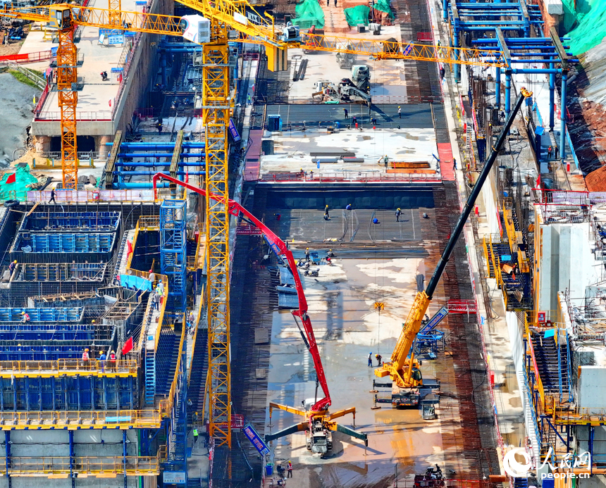 贛江龍頭山樞紐二線船閘工程建設現場塔吊林立，施工繁忙，工人在澆筑船閘主體結構。人民網 朱海鵬攝