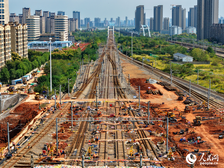 項目施工現場，設備作業有序，工人在進行鐵路涵洞下穿部分施工。人民網 朱海鵬攝