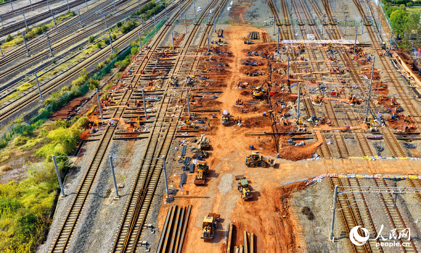 項目施工現場，設備作業有序，工人在進行鐵路涵洞下穿部分施工。人民網 朱海鵬攝