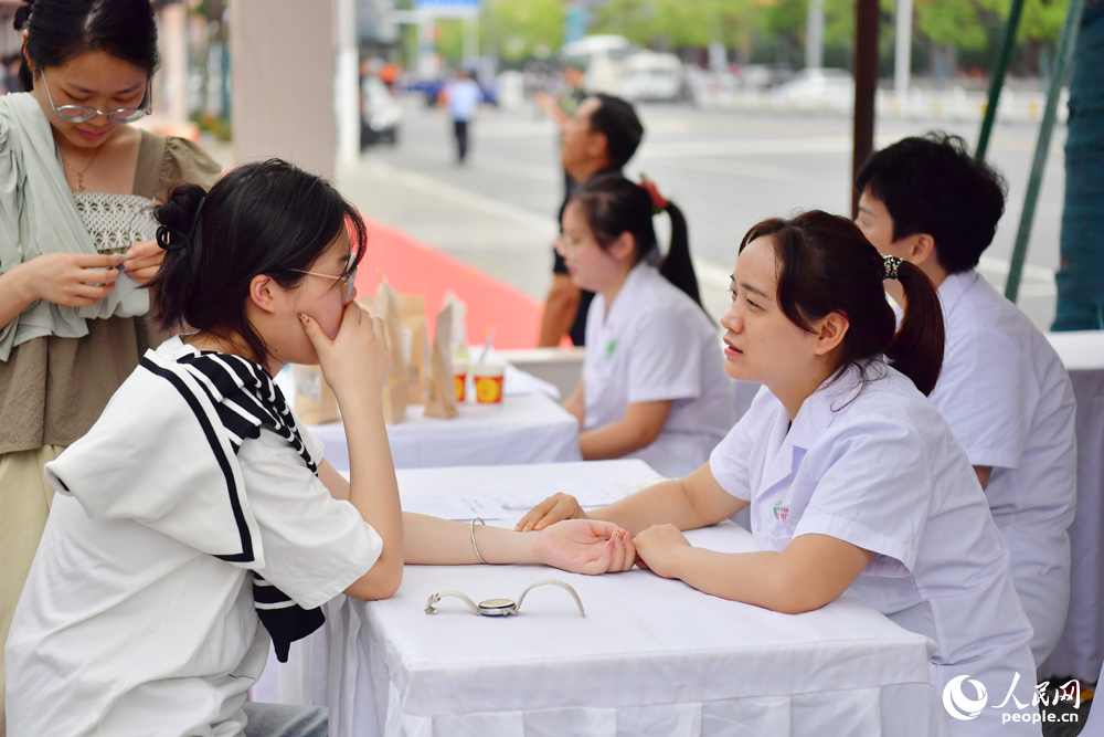 專家坐診，為民眾健康診療服務。人民網記者 時雨攝