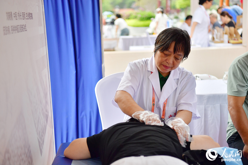 專家坐診，為民眾健康診療服務。人民網記者 時雨攝