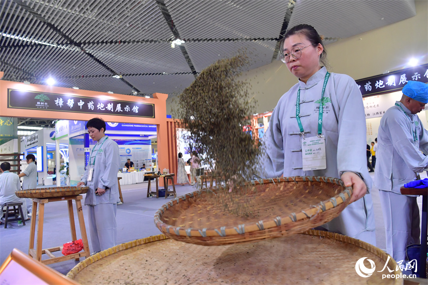 非遺傳承人現場進行樟幫中藥炮制技藝展演。人民網記者 時雨攝