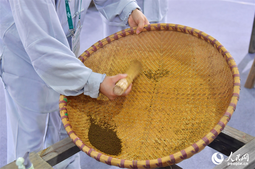 非遺傳承人現場進行樟幫中藥炮制技藝展演。人民網記者 時雨攝