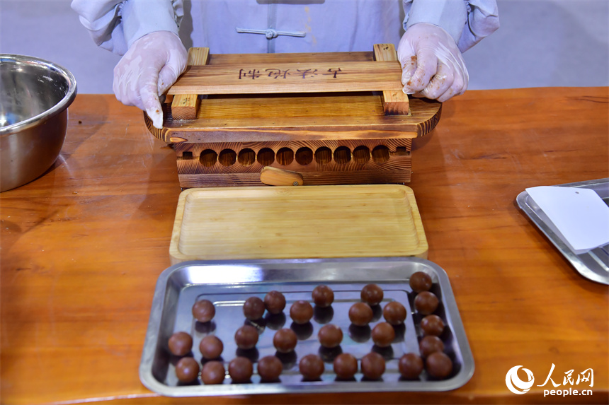 非遺傳承人現場進行樟幫中藥炮制技藝展演。人民網記者 時雨攝