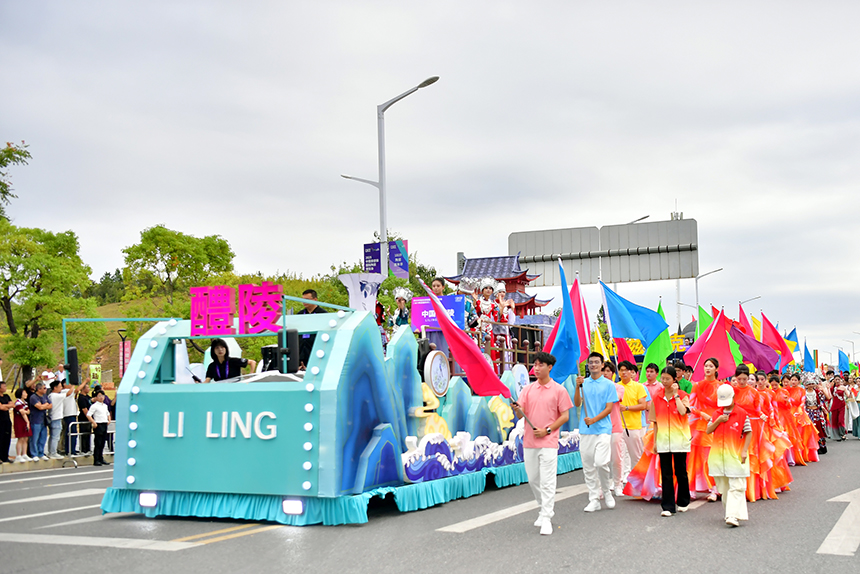 花車巡游讓市民和游客有機會近距離感受不同國家和地區的陶瓷藝術特色。人民網記者 時雨攝