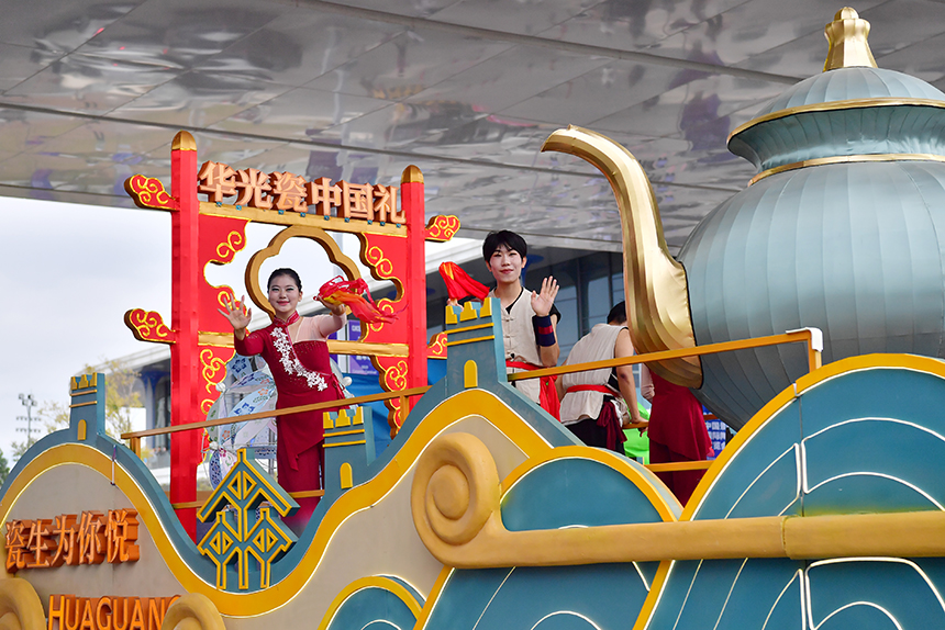 花車上的演藝人員和沿線的群眾互動。人民網記者 時雨攝