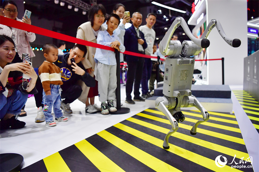 正在跳舞的機器狗吸引群眾圍觀。人民網記者 時雨攝
