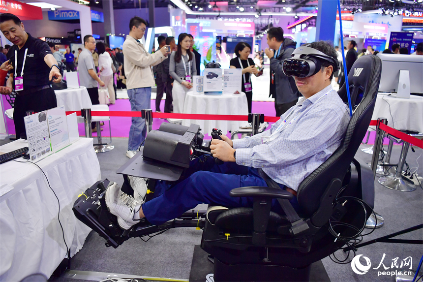 游客穿戴VR設備體驗駕駛飛行器。人民網記者 時雨攝