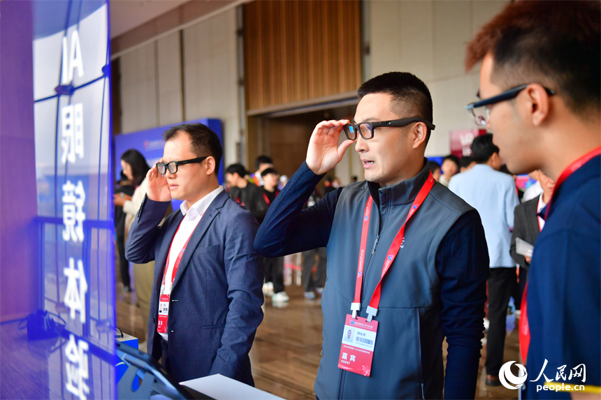 游客體驗AI眼鏡。人民網記者 時雨攝