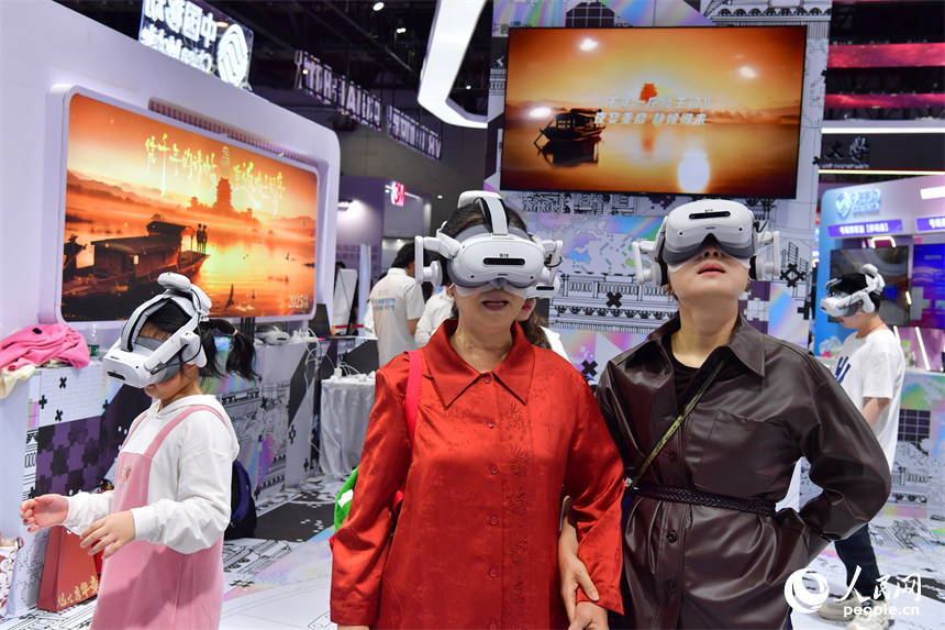 游客穿戴VR設備沉浸式體驗游逛滕王閣。人民網記者 時雨攝