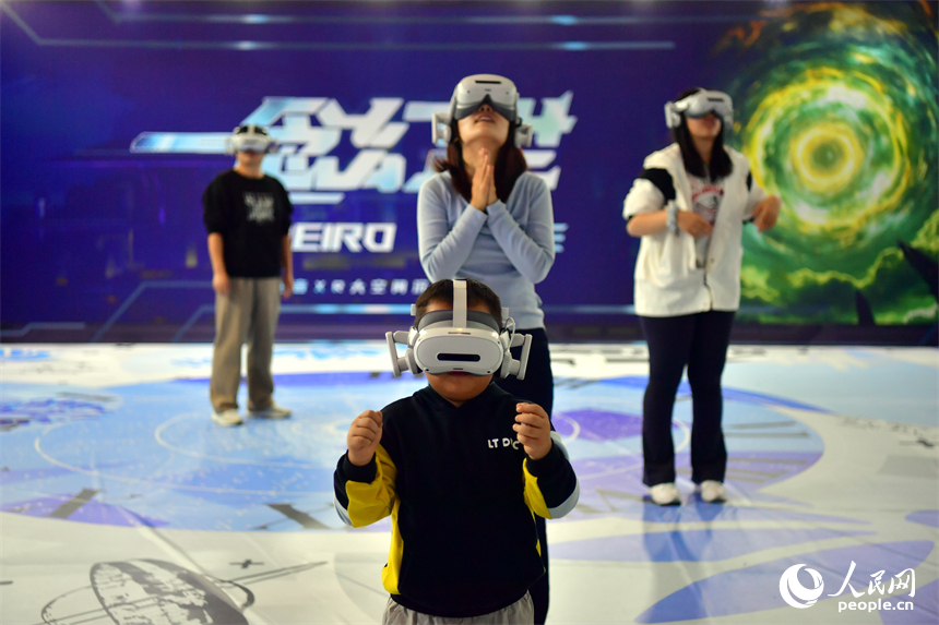 一位小朋友穿戴VR設備體驗虛實盛宴。人民網記者 時雨攝