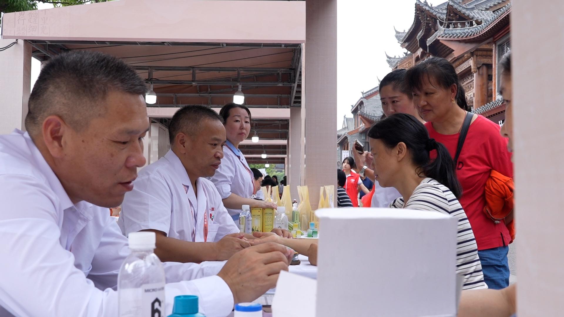 名醫坐診 市民在家門口體驗中醫魅力