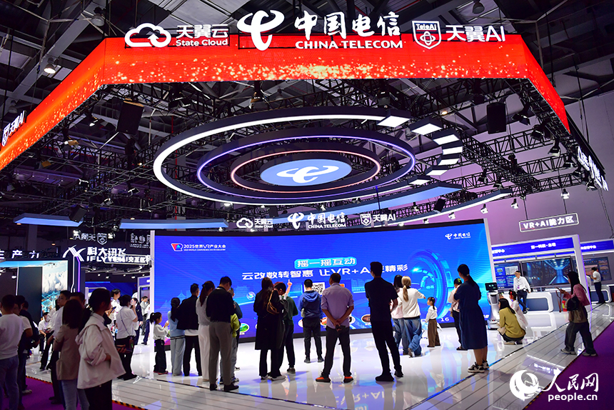 中國電信展位前人頭攢動，市民和游客來到這里體驗虛實盛宴。人民網記者 時雨攝